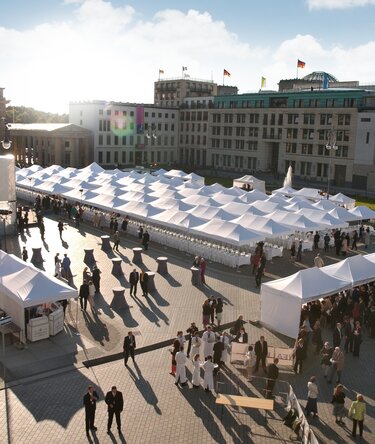 Gazebo pieghevoli bianchi 8x4 e 6x4 m ad un grande evento con tante perosone ad Alexanderplatz a Berlino