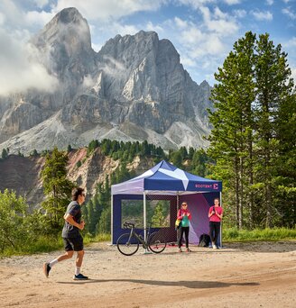 Gazebo pieghevole 3x3 personalizzato con stampa per evento sportivo sulle Dolomiti