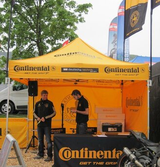 Gazebo pieghevole 3x3 giallo personalizzato con logo Continental con pareti laterali chiuse pubblicitarie gialle personalizzate per fiera all'aperto. - Ecotent