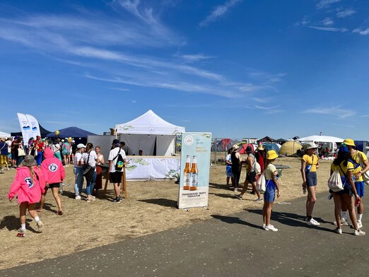 Gazebo bianco 3x3 personalizzato con stampa e con pareti laterali a mezza altezza con bancone per servizio bevande a un festival