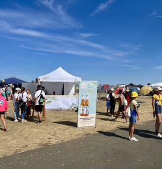 Gazebo bianco 3x3 personalizzato con stampa e con pareti laterali a mezza altezza con bancone per servizio bevande a un festival