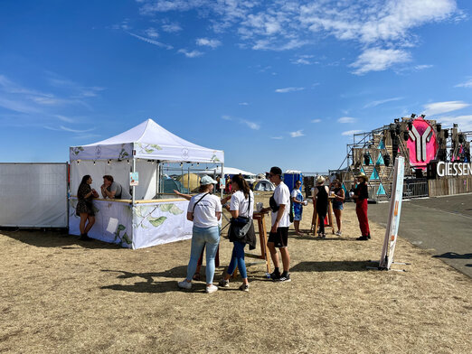 Gazebo bianco 3x3 personalizzato con stampa e con pareti laterali a mezza altezza con bancone per servizio bevande a un festival