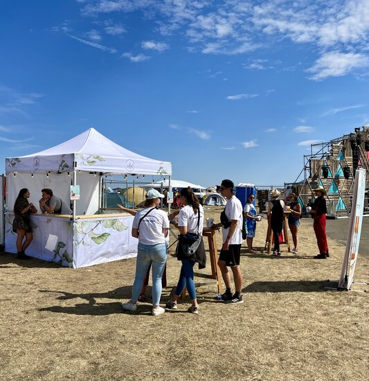 Gazebo bianco 3x3 personalizzato con stampa e con pareti laterali a mezza altezza con bancone per servizio bevande a un festival