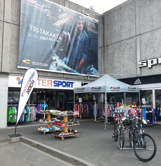 Gazebo 3x3 grigio personalizzato con logo Polar per vendia vestiti sportivi all'esterno di uno shop con bandiera a goccia pubblicitaria bianca personalizzata con logo