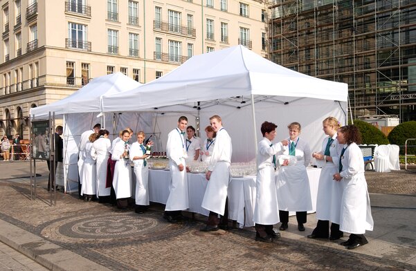 Due gazebo bianchi per catering 4,5x3 in una piazza