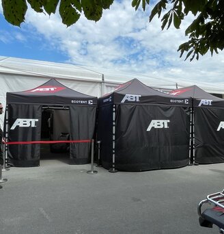 Set di gazebo pieghevoli neri 3x3 e 4,5x3 m ABT con teli laterali chiusi e con porta durante un evento