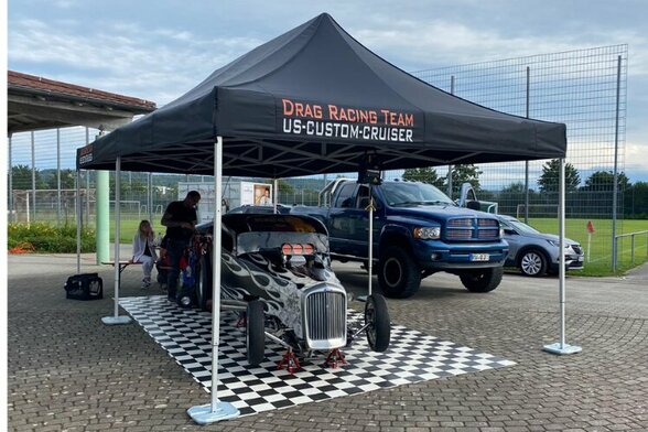 Gazebo paddock 6x4 nero personalizzato con logo Drag Racing Team copre un'auto d'epoca nera