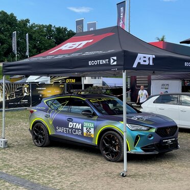 Gazebo pieghevole ABT 4,5x3  completamente personalizzato copre un'atomobile cupra durante un'evento motorsport