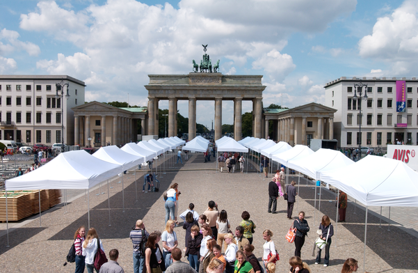 Allestimento di gazebo pieghevoli bianchi Ecotent utilizzati durante un grande evento in piazza a Berlino