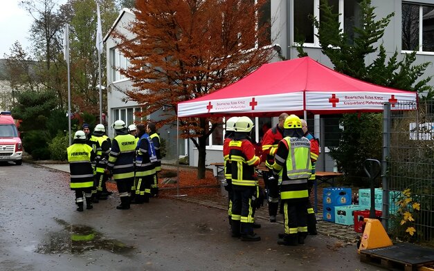 Gazebo 4,5x3 rosso per la Croce Rossa utilizzato in una situazione di emergenza con la pioggia