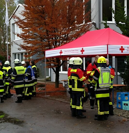 Gazebo 4,5x3 rosso per la Croce Rossa utilizzato in una situazione di emergenza con la pioggia