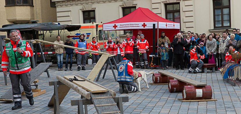 Gazebo 4,5x3 rosso per la Croce Rossa utilizzato durante una manifestazione all'aperto