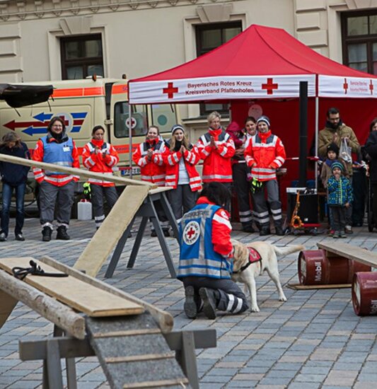 Gazebo 4,5x3 rosso per la Croce Rossa utilizzato durante una manifestazione all'aperto