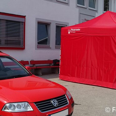 Gazebo 3x4,5 rosso per vigili del fuoco con una parete laterale rossa e scritta bianca personalizzata