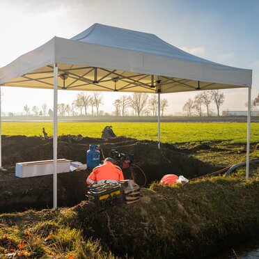 Gazebo bianco 4x2 da lavoro utilizzato per coprire lavoratori e cantiere dalle intemperie in un campo