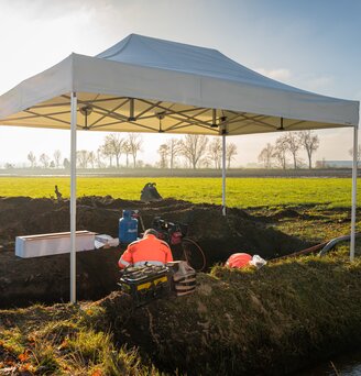 Gazebo bianco 4x2 da lavoro utilizzato per coprire lavoratori e cantiere dalle intemperie in un campo