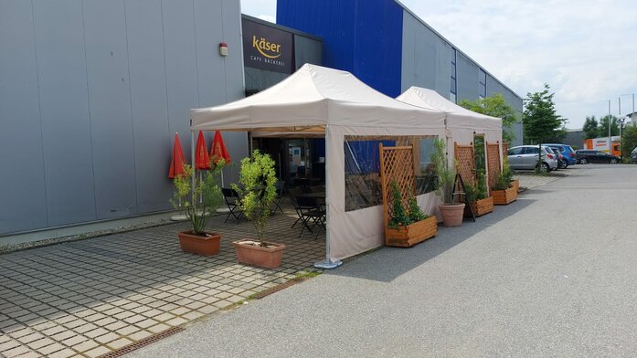 2 Faltpavillons der Größe 4,5x3 m stehen vor der Bäckerei Käser in Vilshofen. Sie dienen als Überdachung der Gäste.